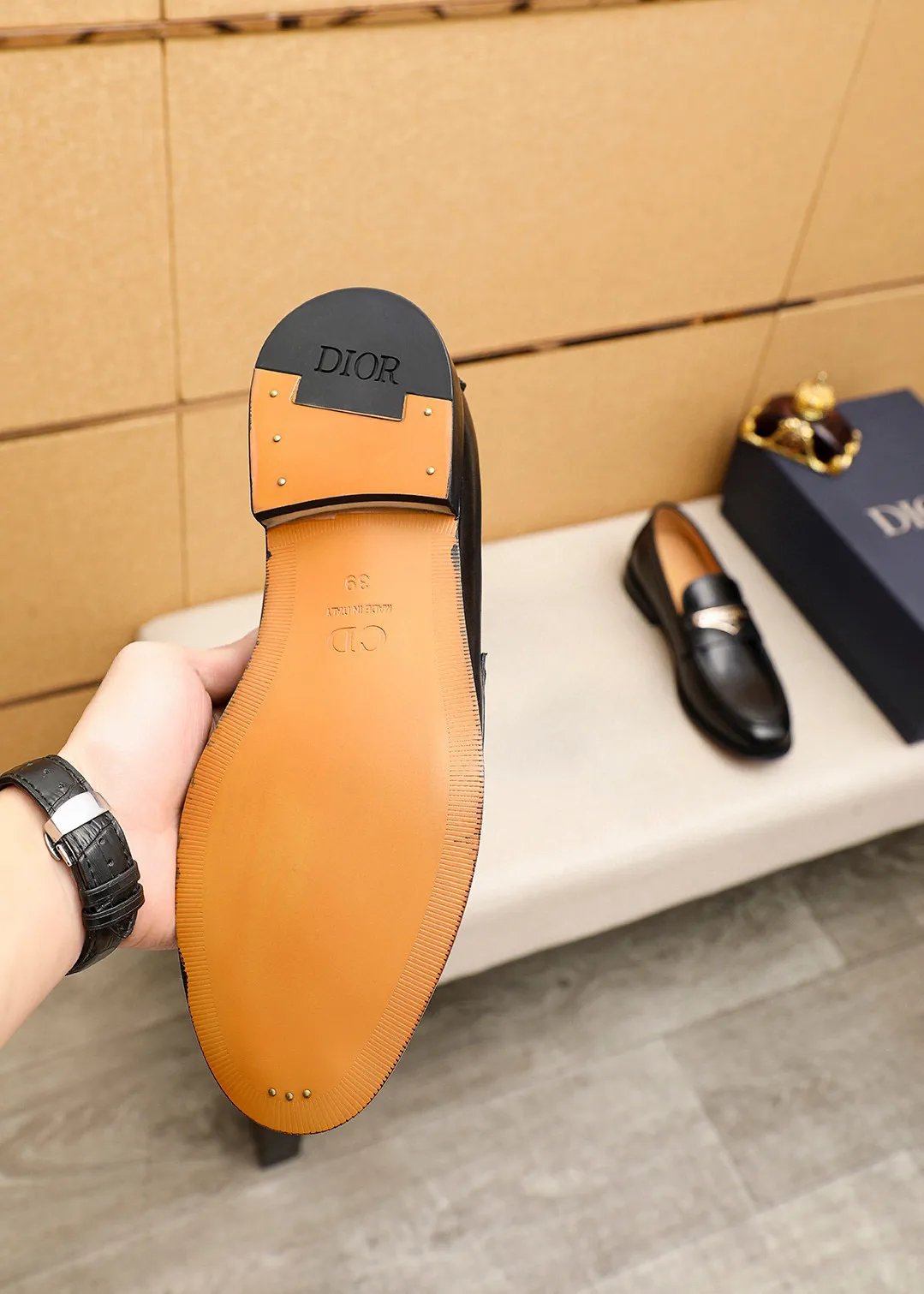 Men's shoes 💰480 💐 Product trademark: Dior "Dior" casual leather shoes Regular size: 39-44 (38.45.46🉑️Customized) Product materials: Selected Italian imported first-layer calfskin upper + classic hardware buckle, imported water-dyed 🐂 cowhide lining. Strong three-dimensional visual effect, original outsole color: 1⃣️color optional